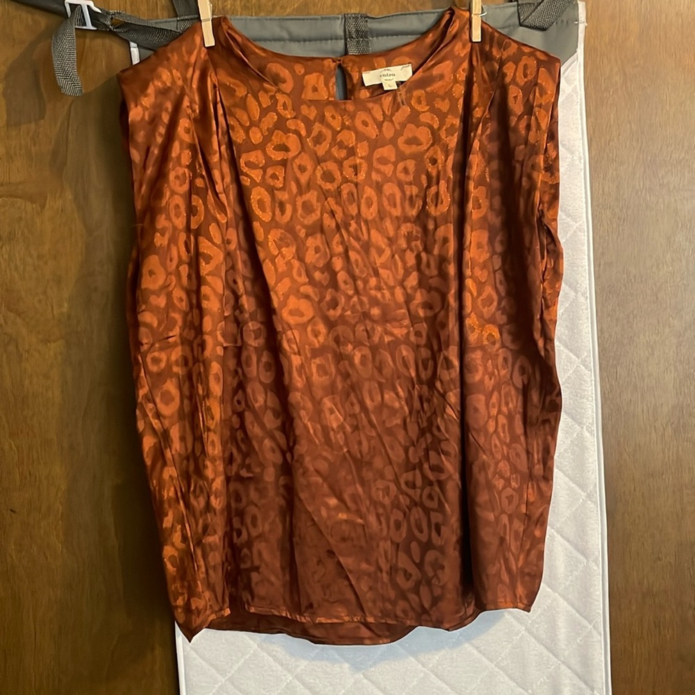 entro orange shinny cheetah print muscle tank; size large